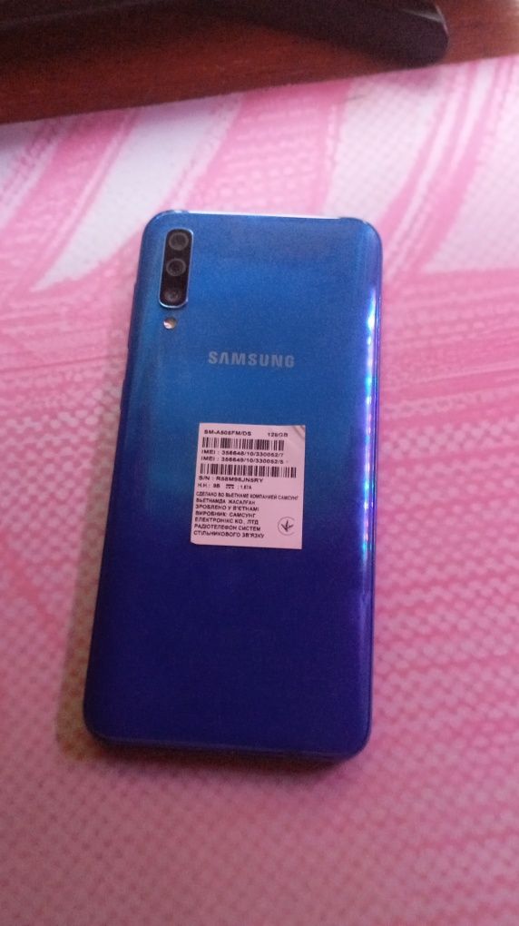 Продам Samsung a50 на запчасти