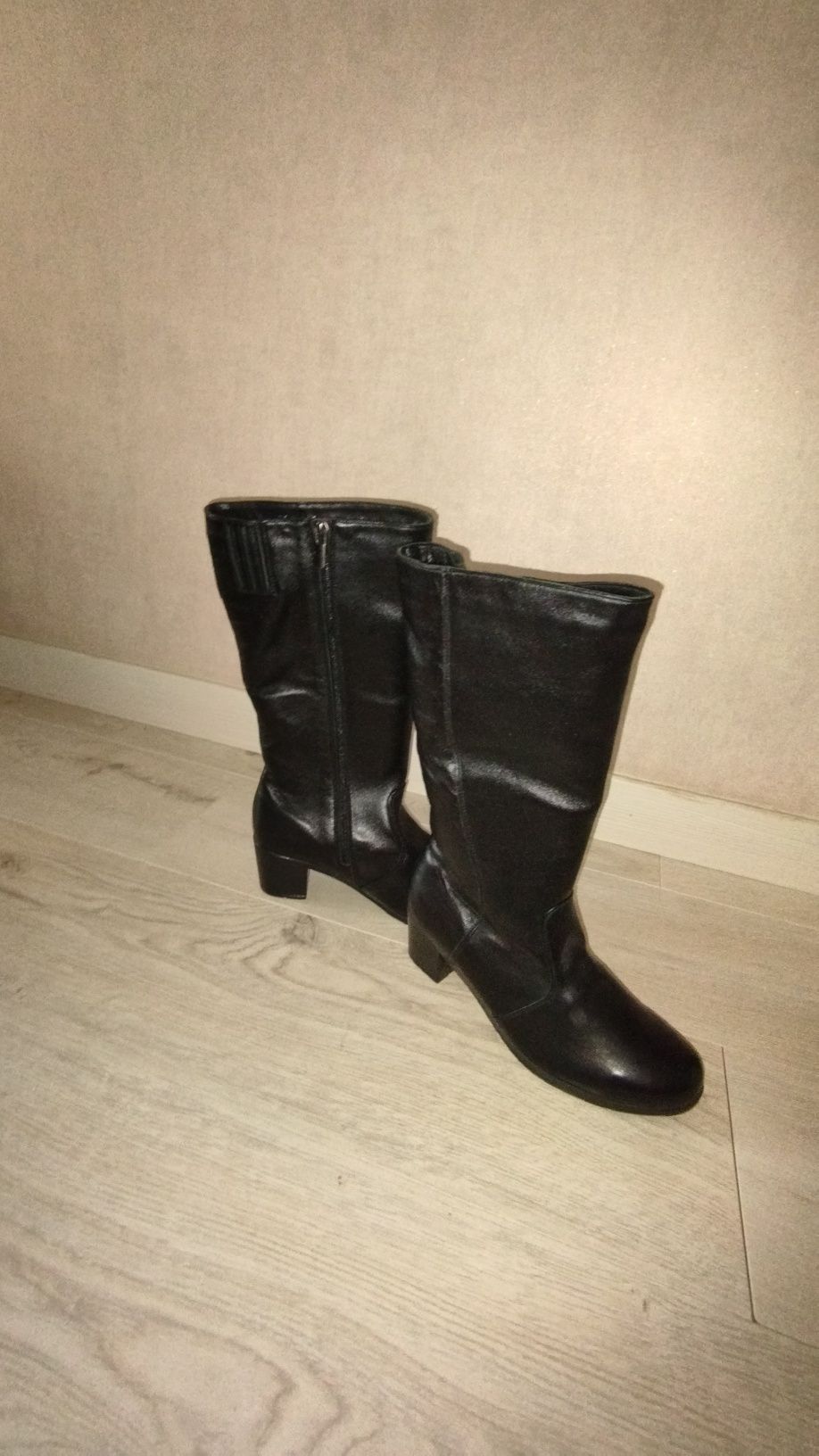 Продам зимние женские сапоги.
