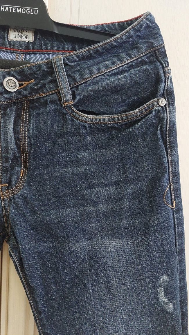 Джинсы от Armani Junior.