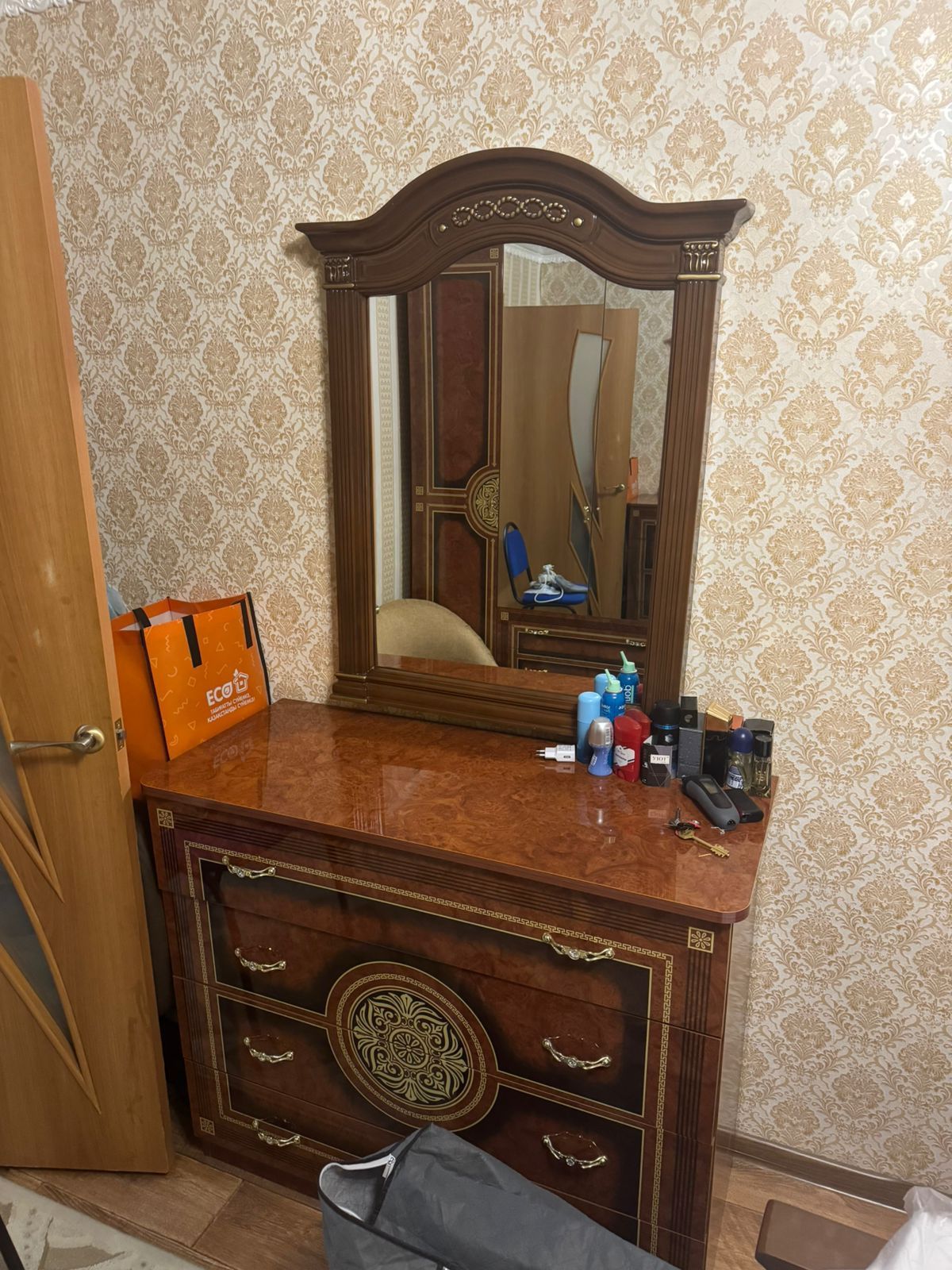 Продам спальный  гарнитур из пяти предметов б/у 3 года за 250 000тысяч
