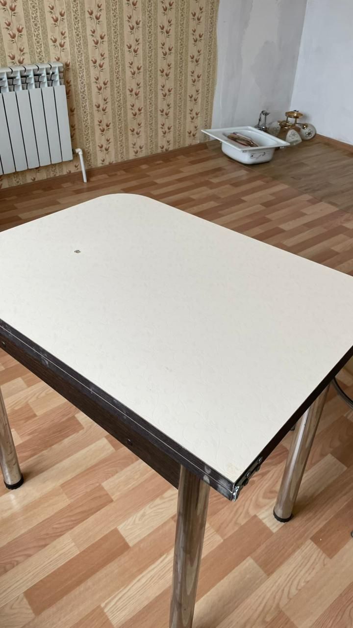 Продам стол со стульями белого цвета в отличном состоянии