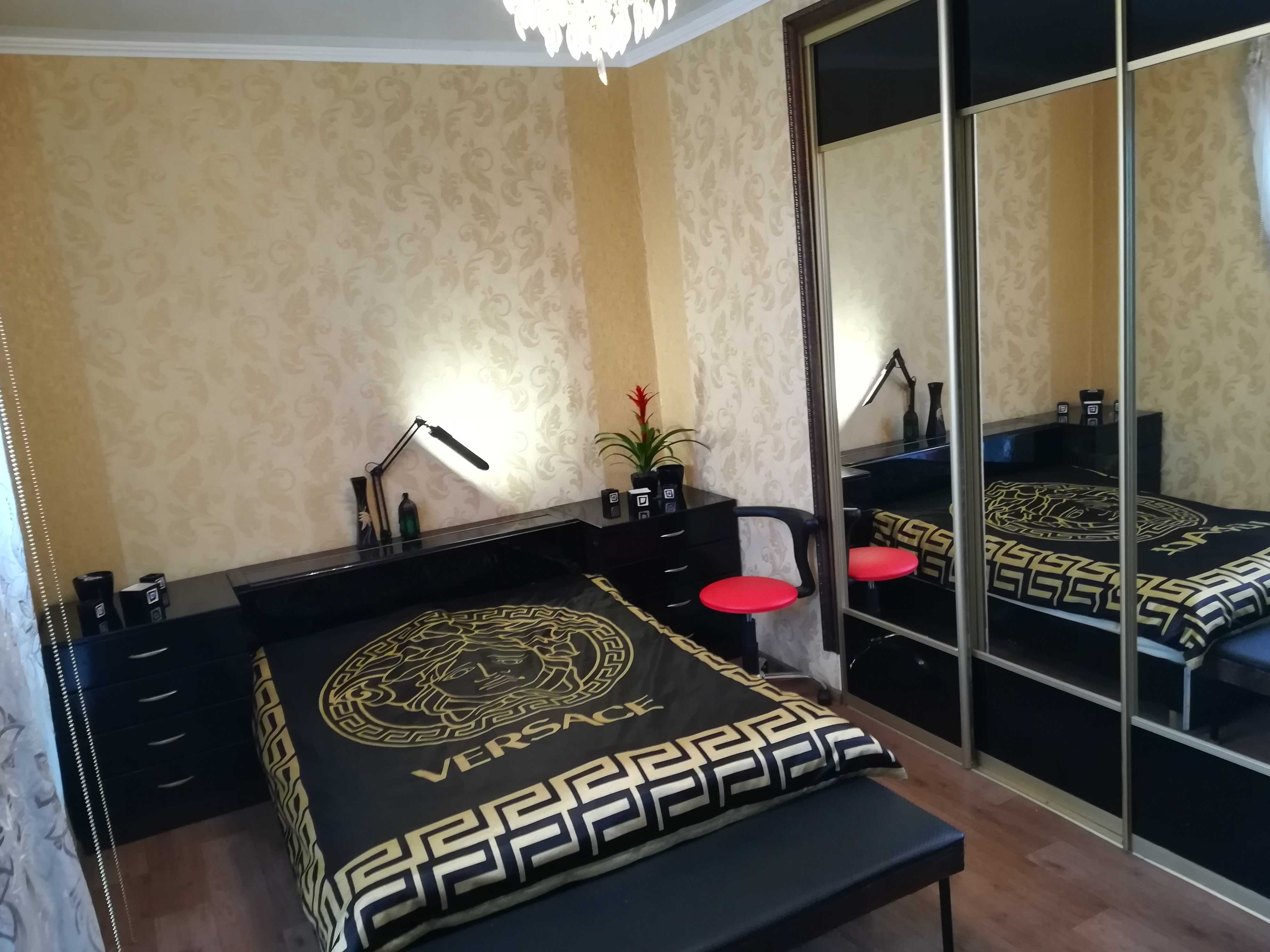 Продается трехкомнатная квартира двухуровневая.