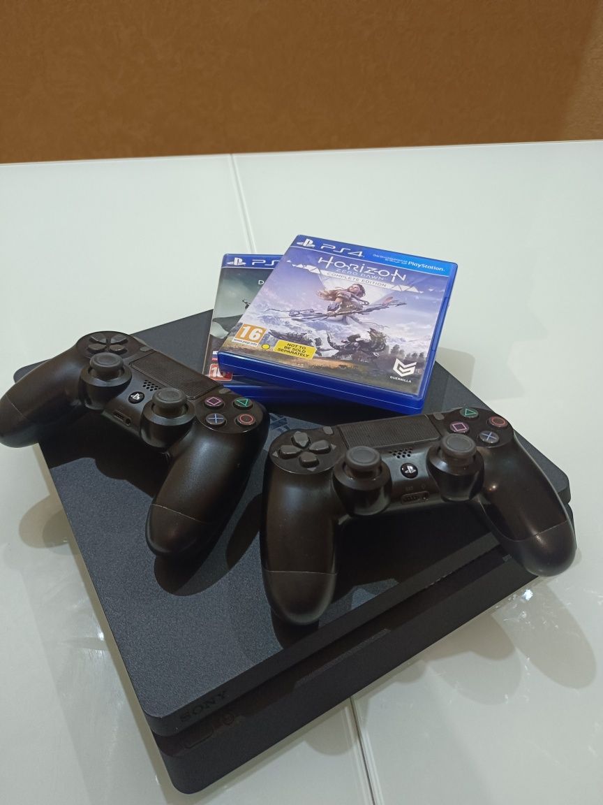 Playstation 4 slim, два геймпада и подставка