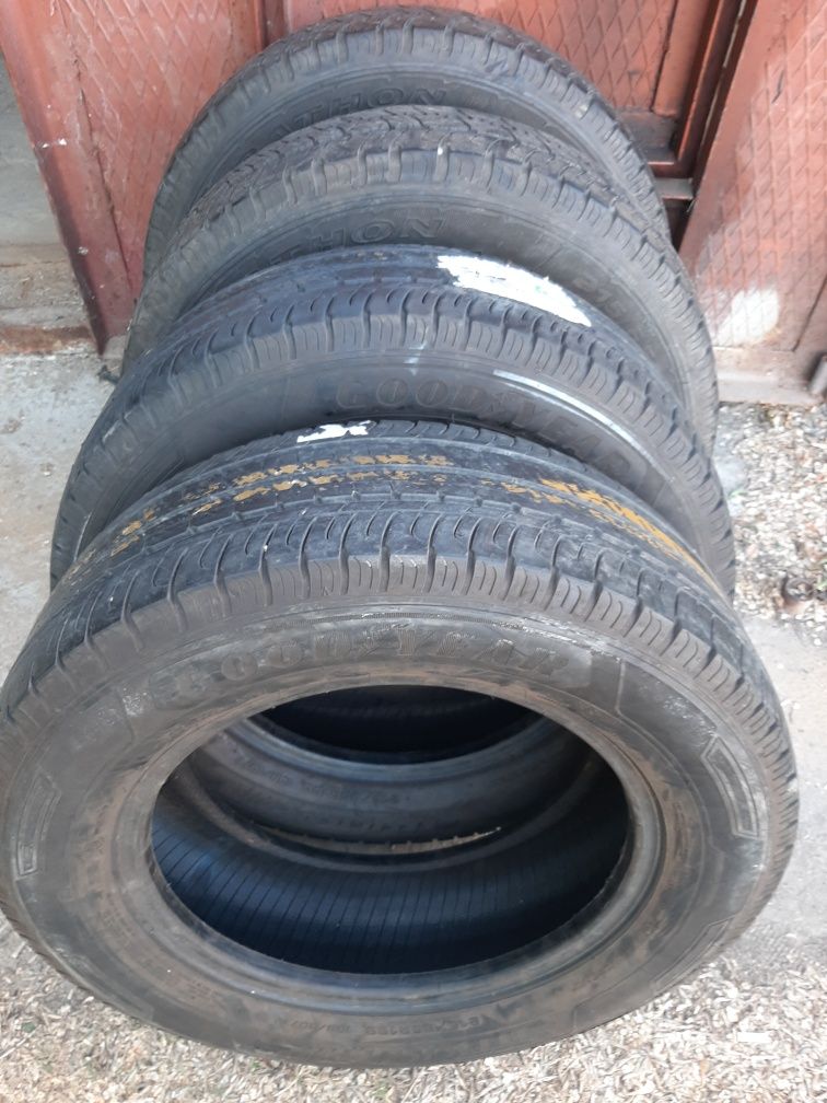 Продам шины 215/65/16С гудиер