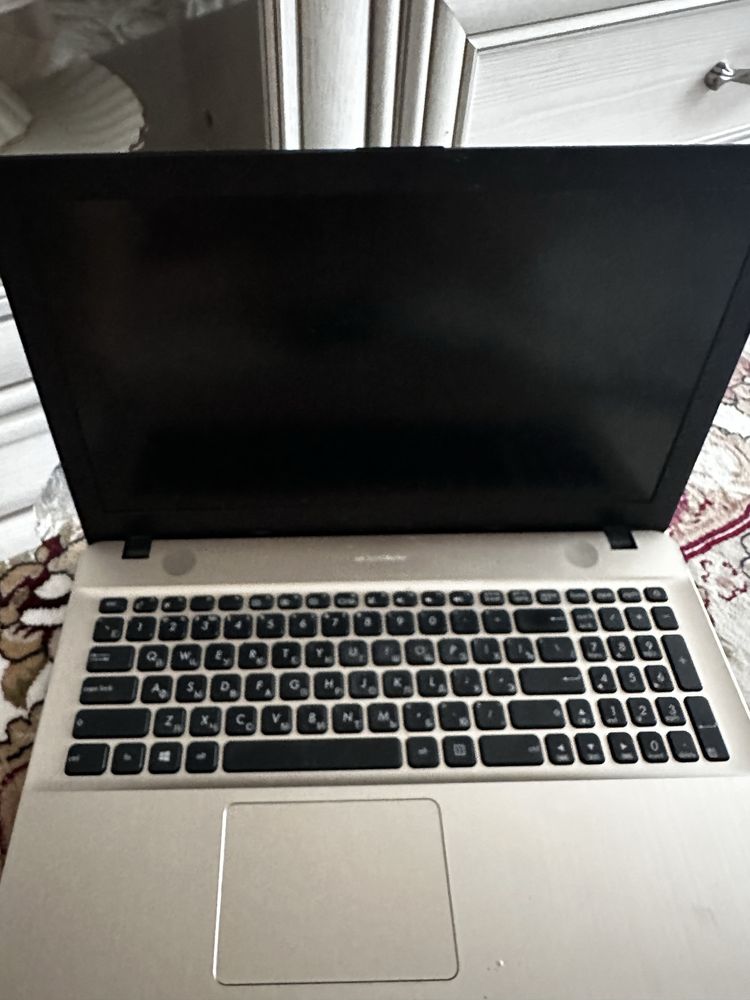 Ноутбук Asus продается по хорошой цене.