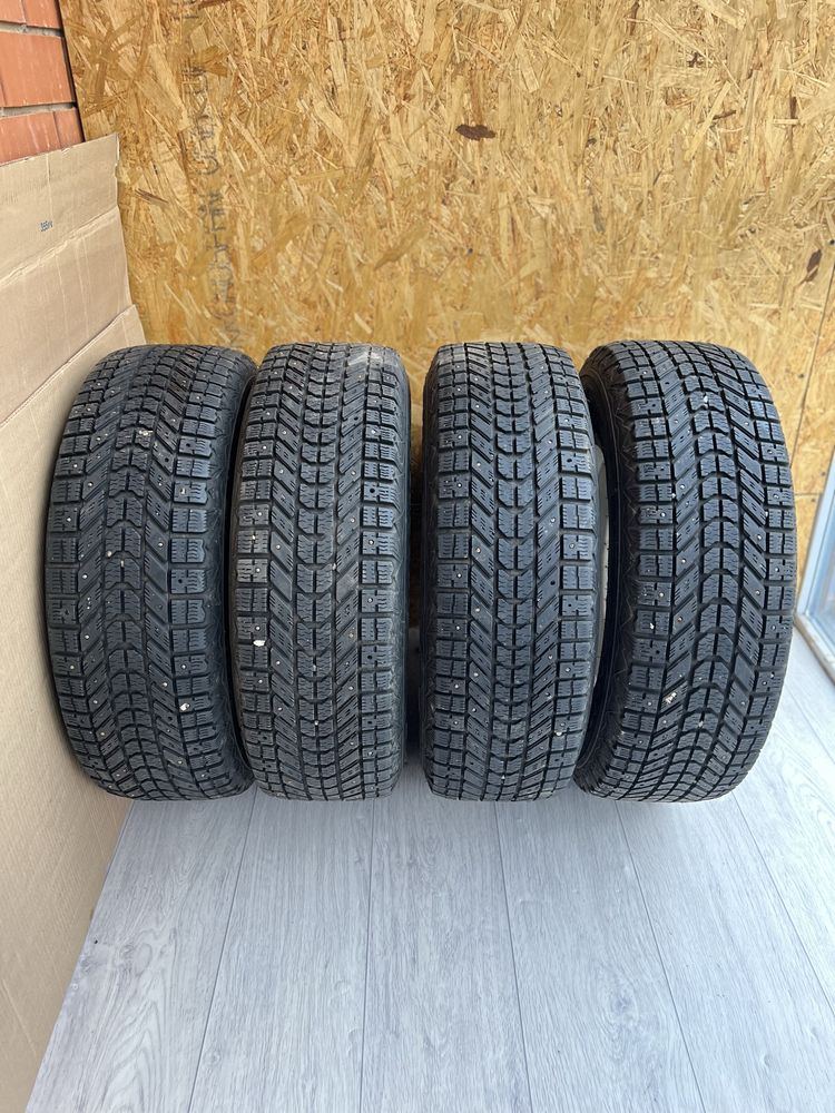 Комплект оригинальных  дисков + резина шипованная 225 / 70 / R16