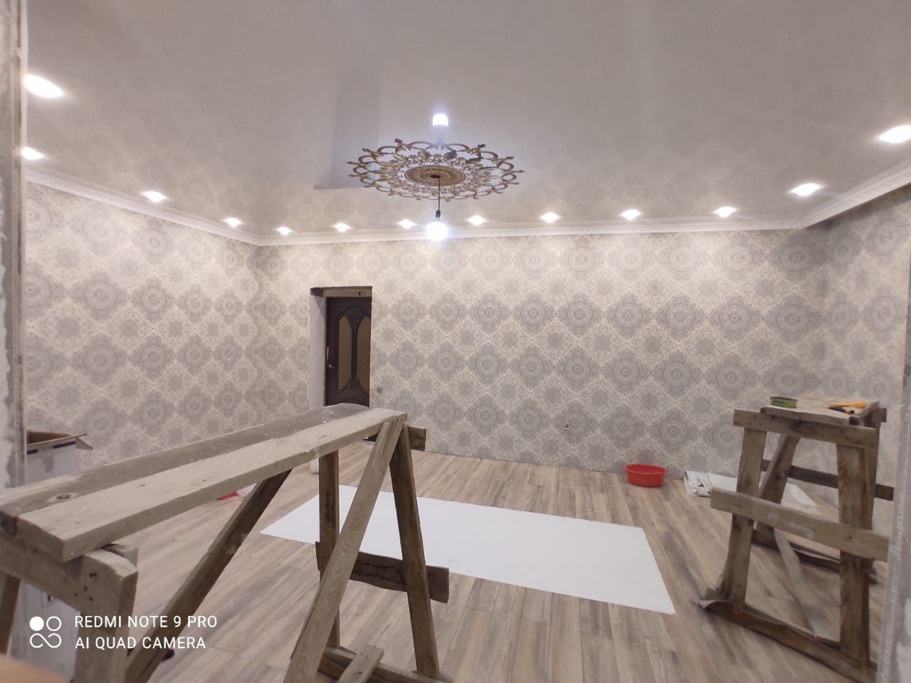 Делаем левкас,клеем обои, закатка и галтели
