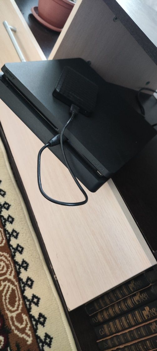 Продам  SONY PS4