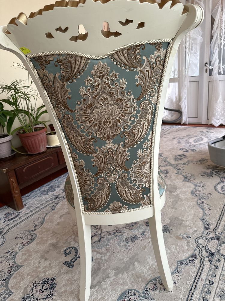 Стулья королевские ( стол в подарок)