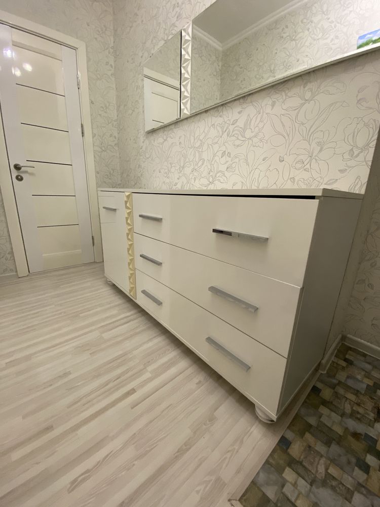 Продам комод с зеркалом
