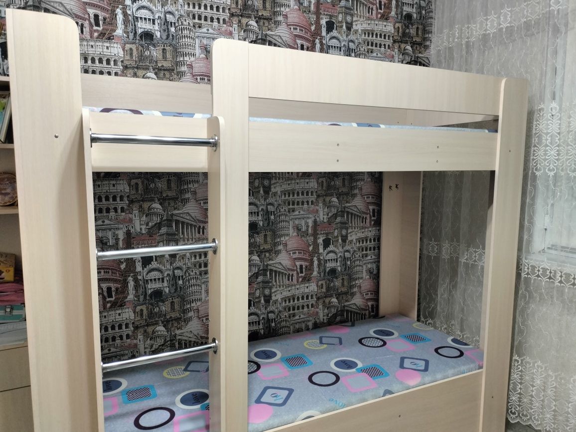 Детский кровать и компьютерный столик в месте.