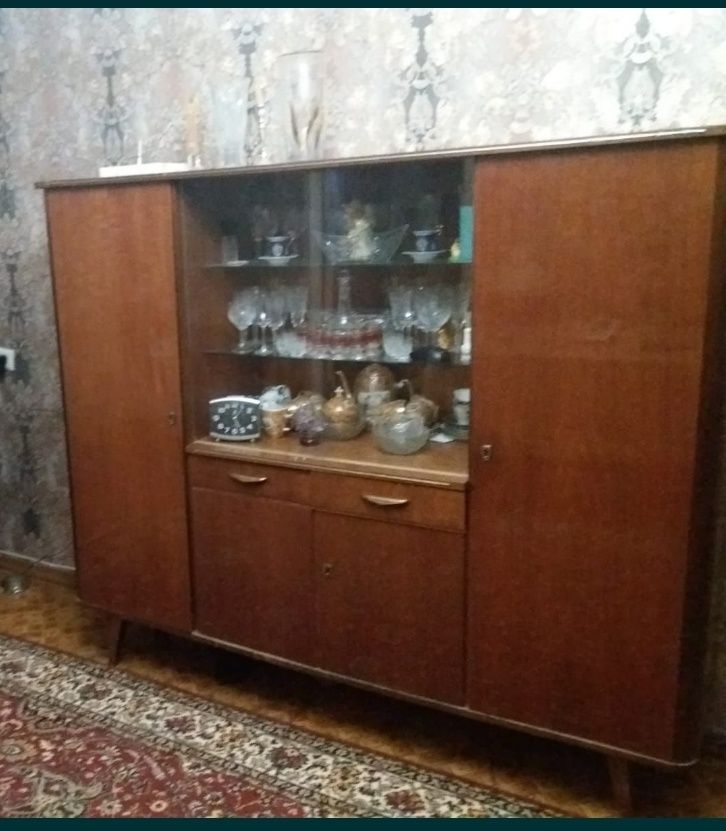Стол Шкаф (сервант), стол раскладной, стулья. Мебель советских времен