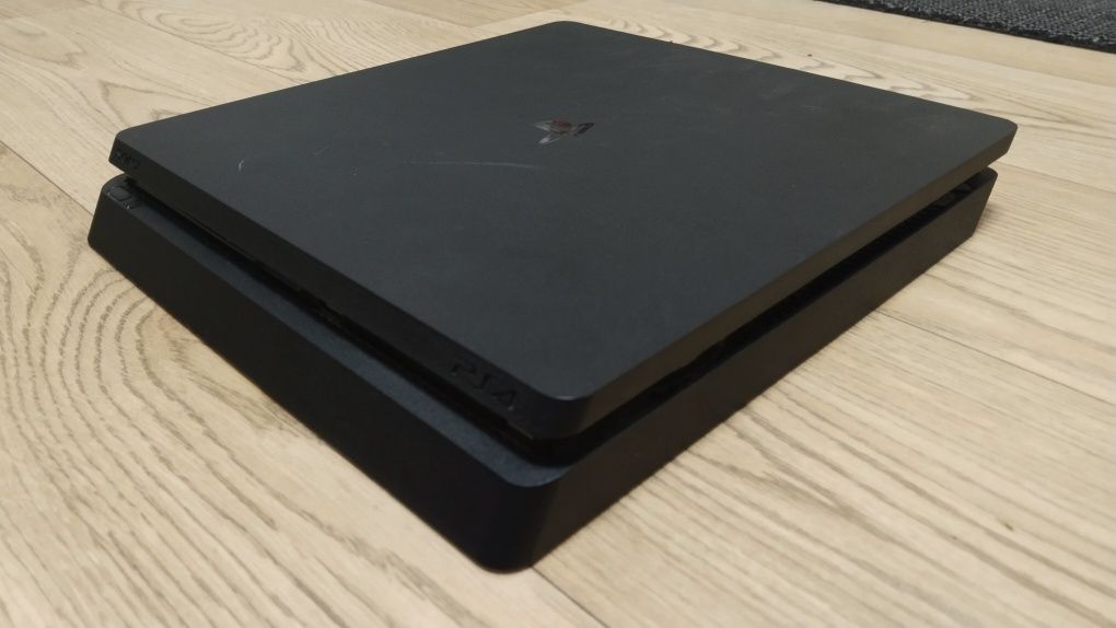 Продам PS4 Slim с 2 джойстиками и 3 установленными играми, ДОСТАВКА