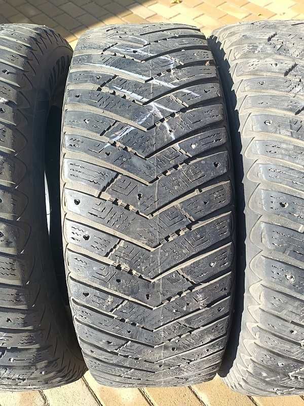 Шины 225/65 R17 - "GoodYear UltraGrip" (Германия), зимние.