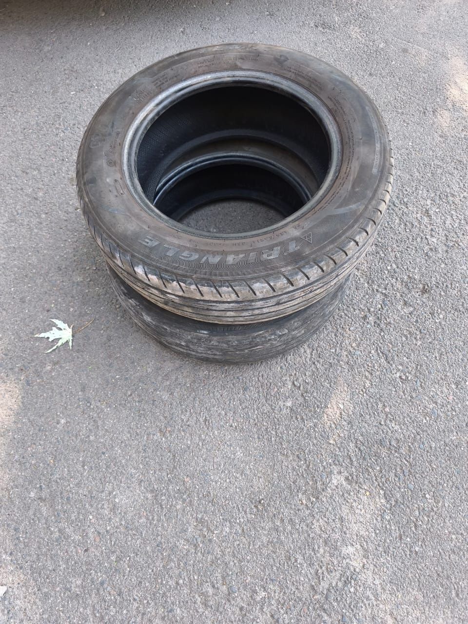 Шины 185/65 R14, не новые, летние, но ещё можно поездить. Отдам 2 шины