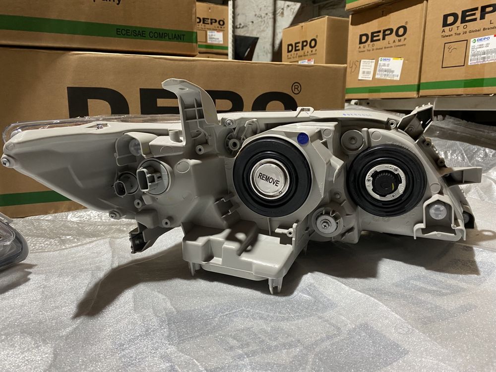 Передние новые фары на Camry 40 американец (Depo)