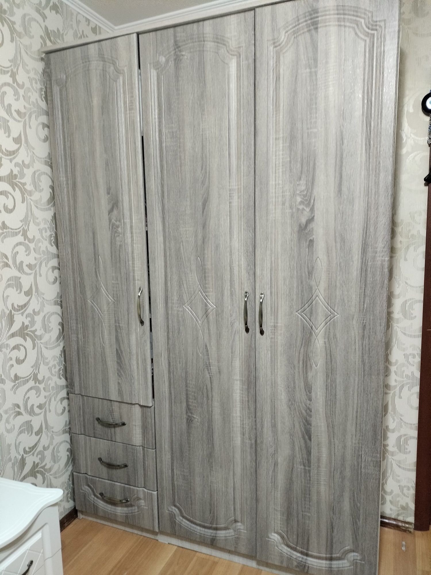 Продам шифоньер, высота 2.20 ширина 140, дверцы из мдф