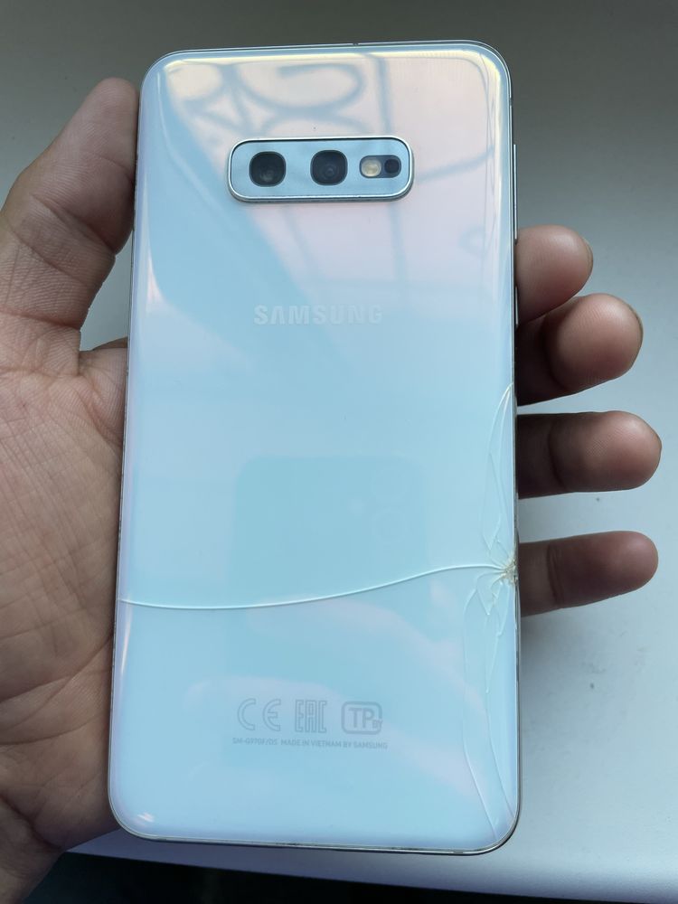 Продам Самсунг с 10 е
