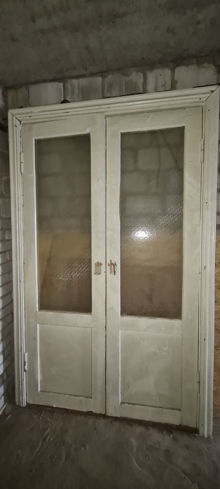 Деревянная двухстворчатая дверь