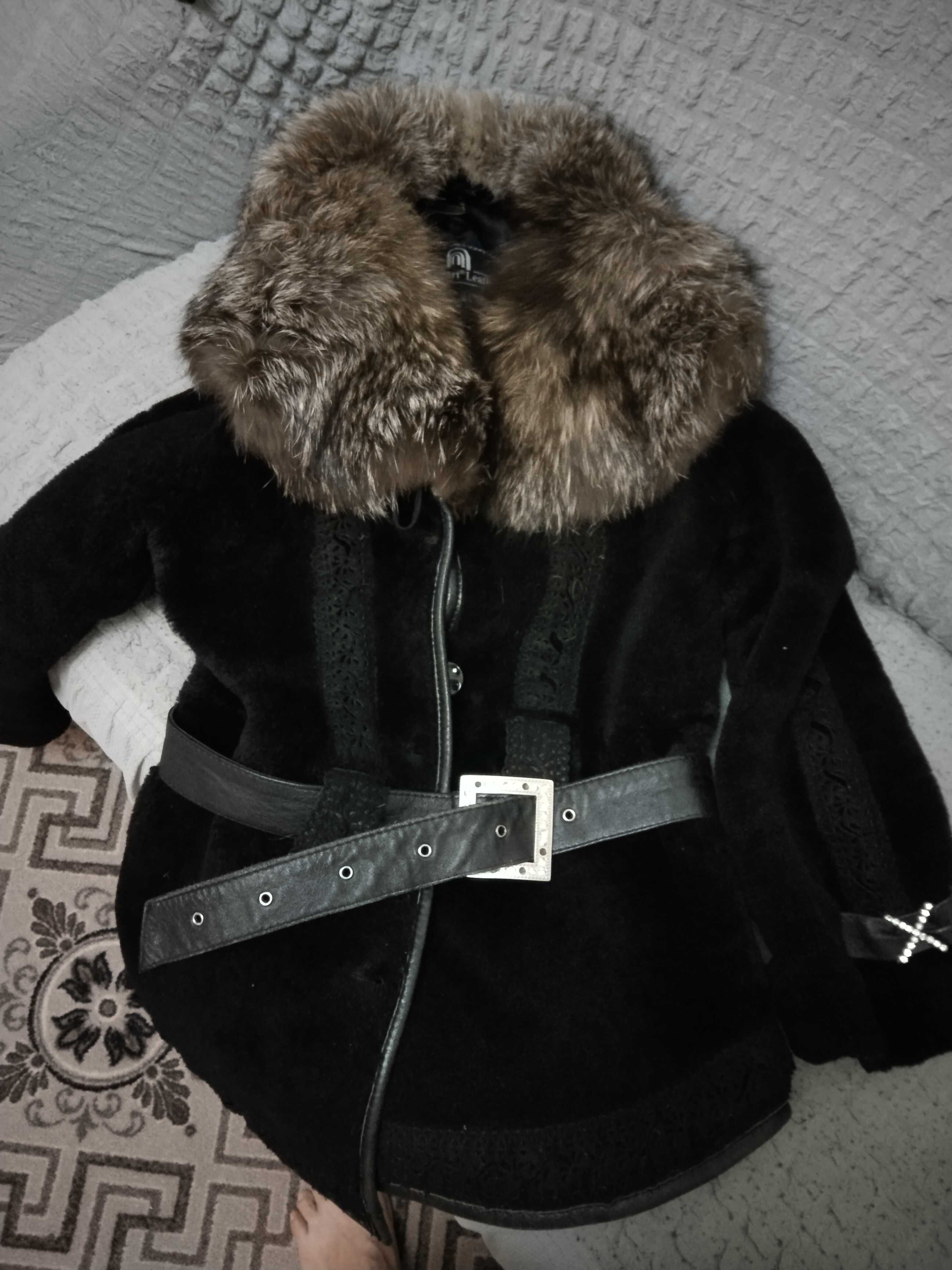 Продам шубу мутон воротник чернобурка. Автоледи.
