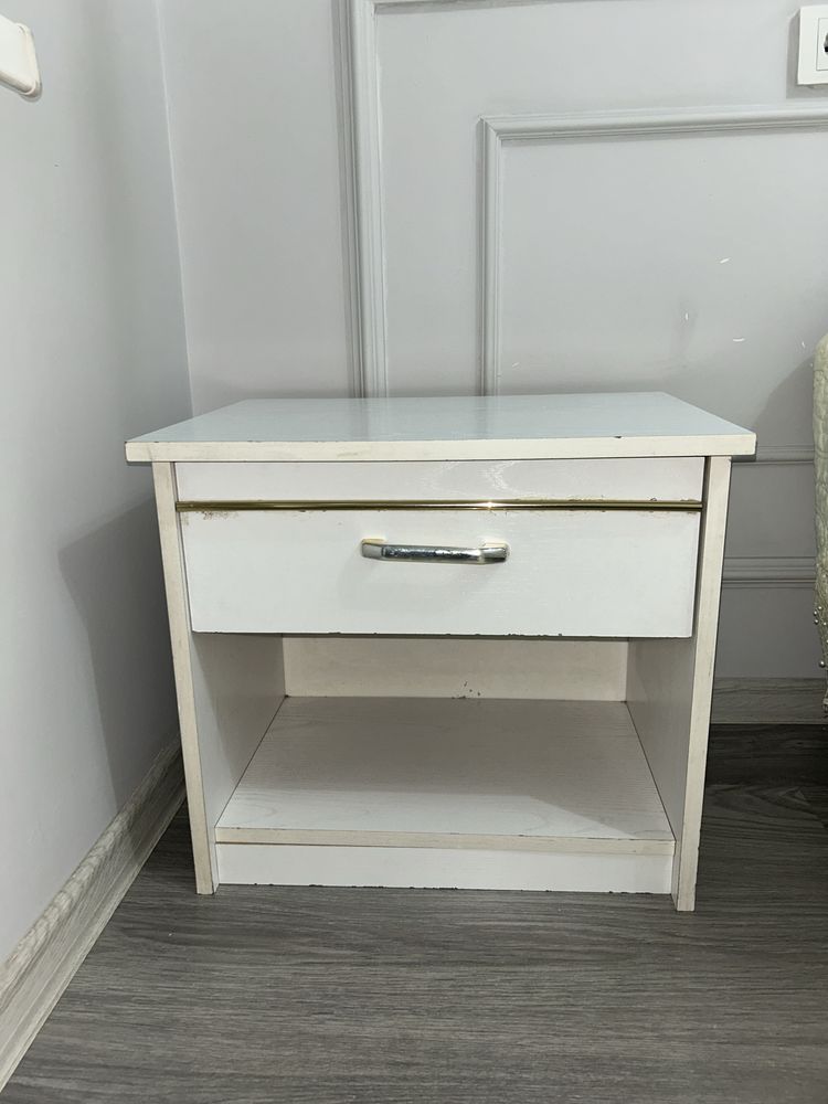 Продаю кровать и 2 тумбочки (в комплекте)