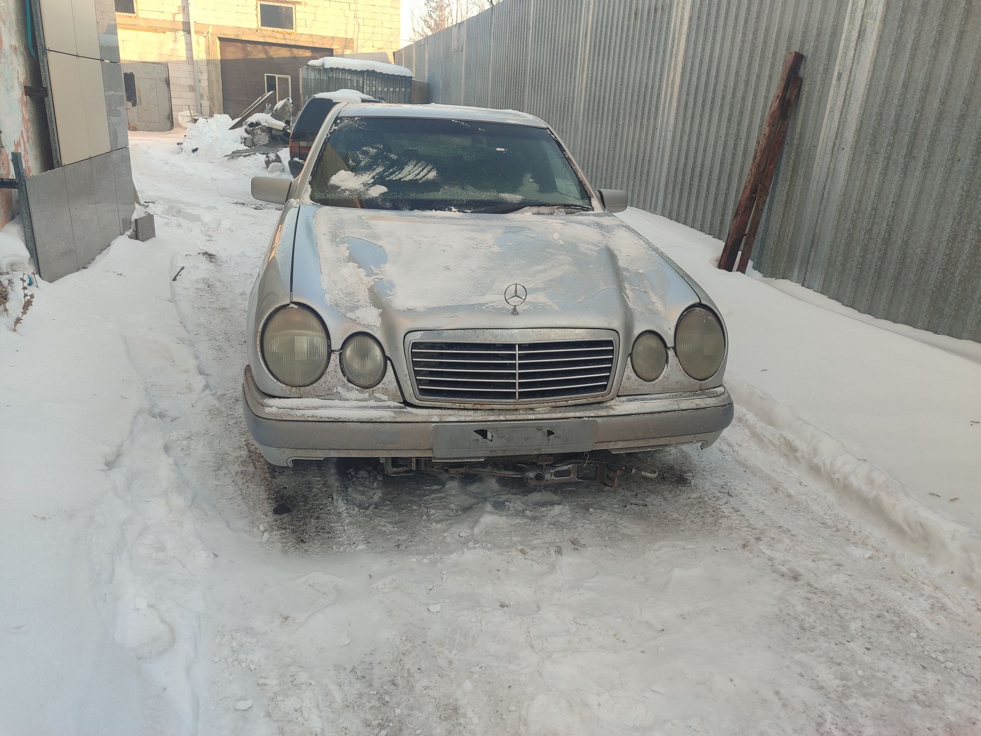 По запчастям продаётся Мерседес Е230 Е200 Е280 W210 лупар