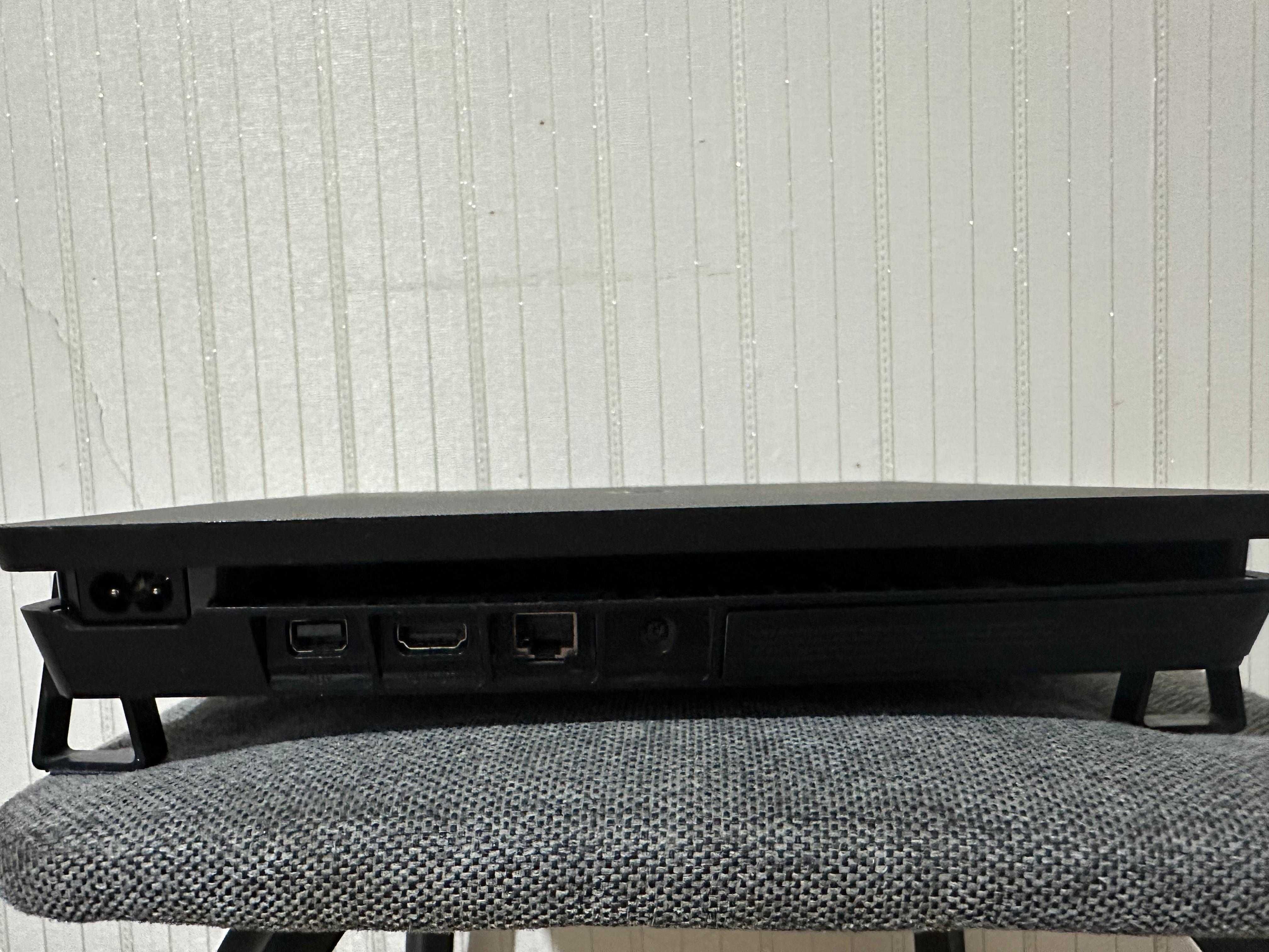 Sony PlayStation 4 Slim.