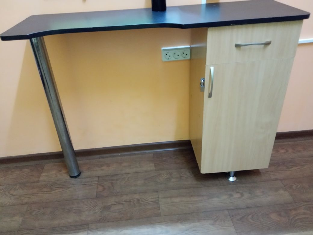 Продам тумбу с зеркалом, кресло, водонагреватель
