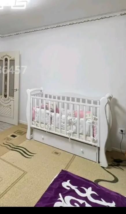 Продается б/у детская коляска, ходунок и манеж без матраса