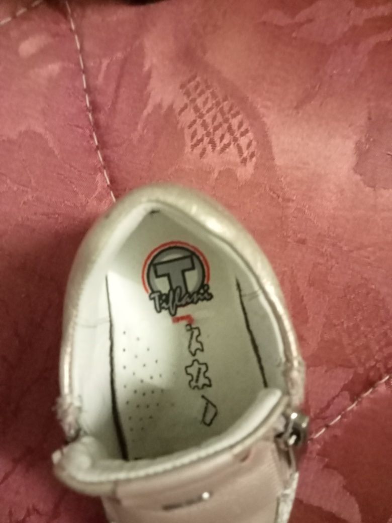 Срочно продам детские ботинки