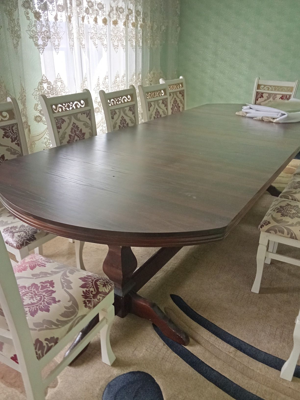Срочно продам стол хорошие састаяние на куриных ношках стулья 12
