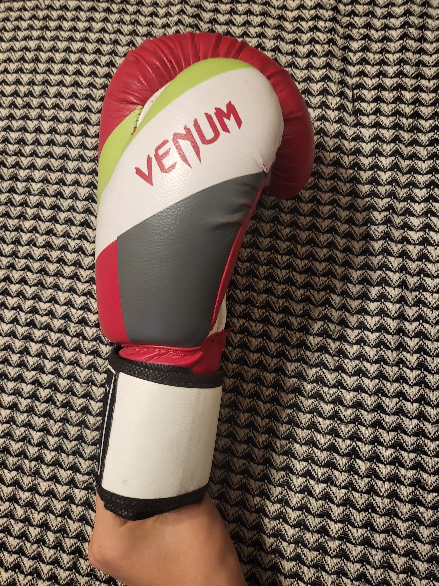 Потерял перчатку venum 10oz