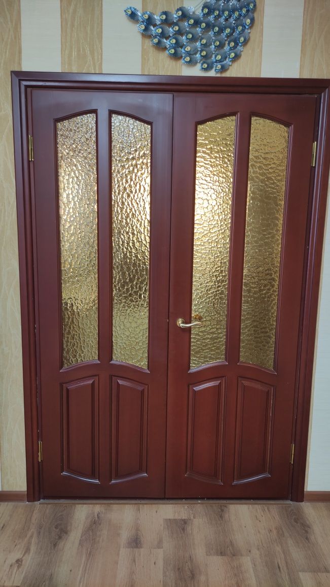 Таза ағаш есіктер, 10 дана. Бағасы 20000 тг. Темір есік 1 дана 60000