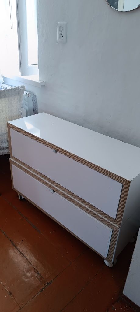 Продам две тумбы на колесах
