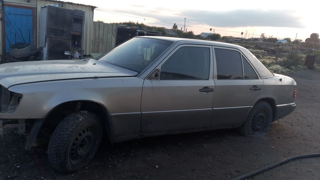Продам Мерседес 124 по запчастям