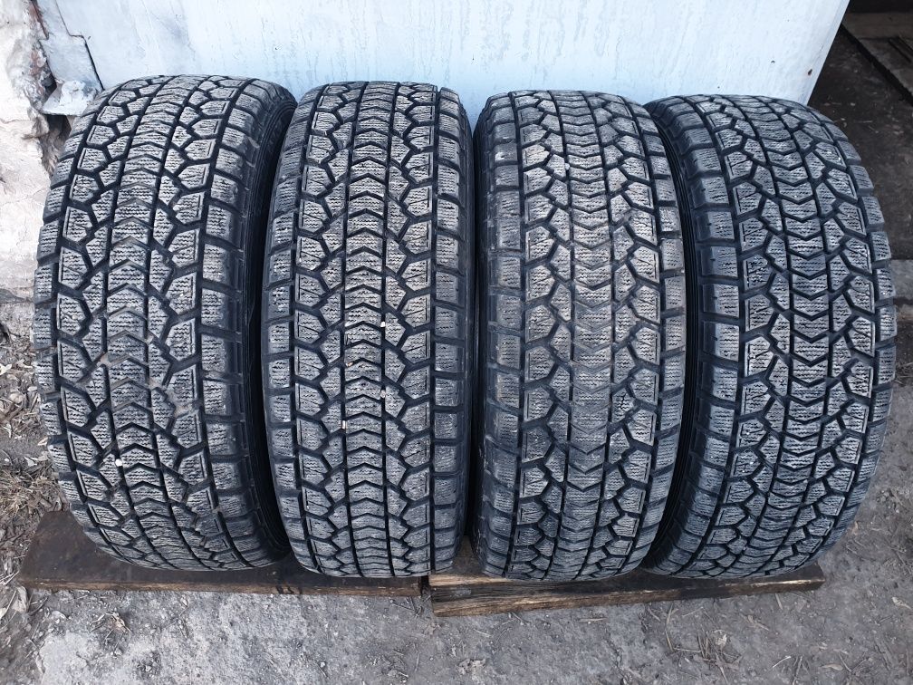 Шины зимние dunlop  275/65r17