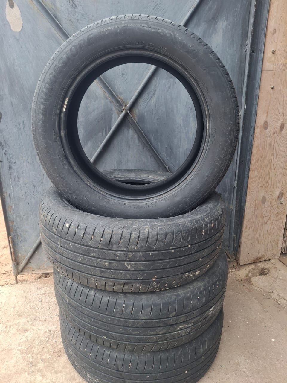 Доброго времени суток. Продам 3 шины, летние на 235/55 R19.