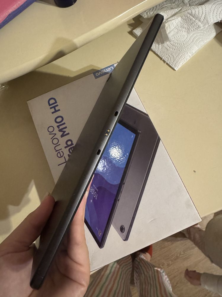Планшет Lenovo с чехлом