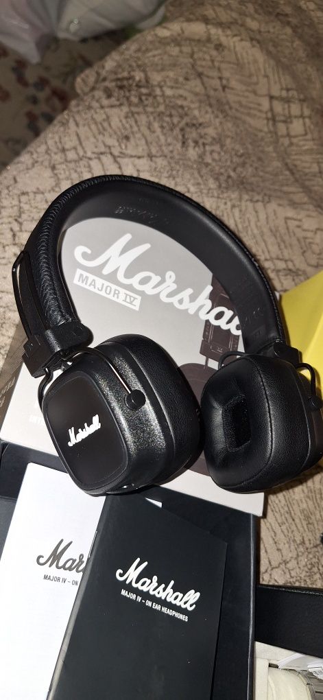 Беспроводной наушник Marshall и японская часы