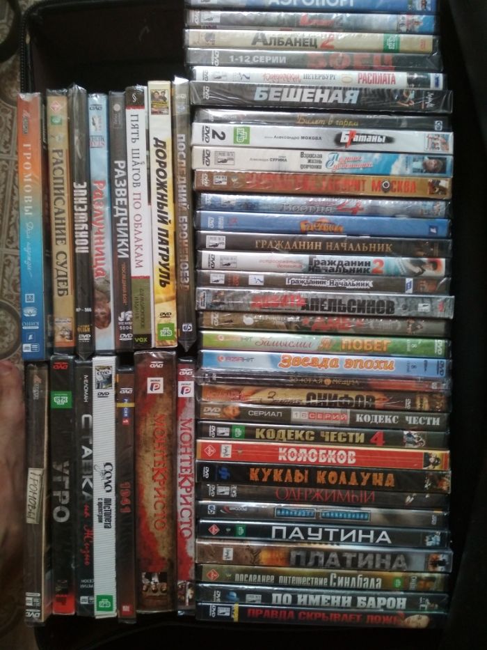 DVD диски новые,в упаковке,с российскими сериалами,покупал в Меломане