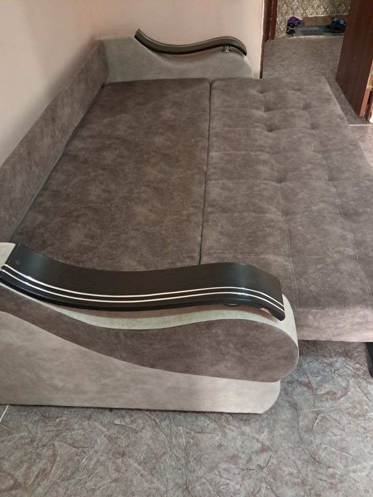 Диван раздвижной с ящиками продам.