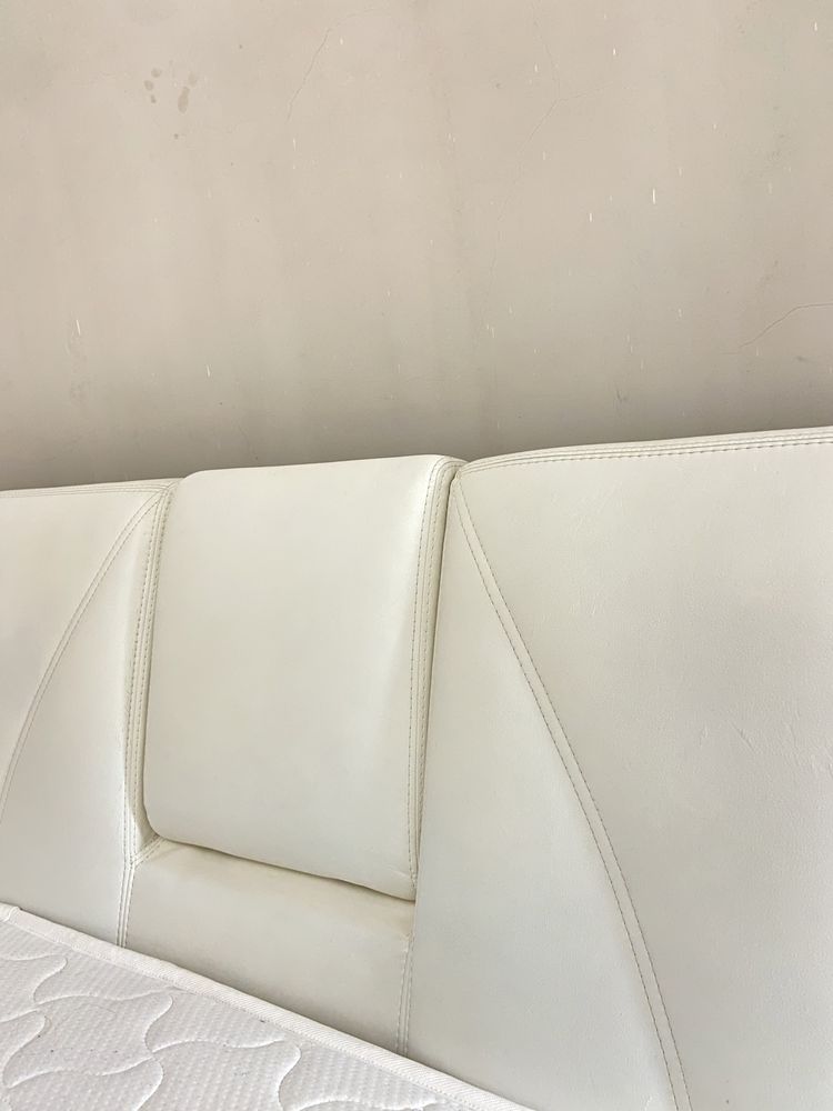 Двухместная кровать с раскладным столиком цвета ivory из эко-кожи.