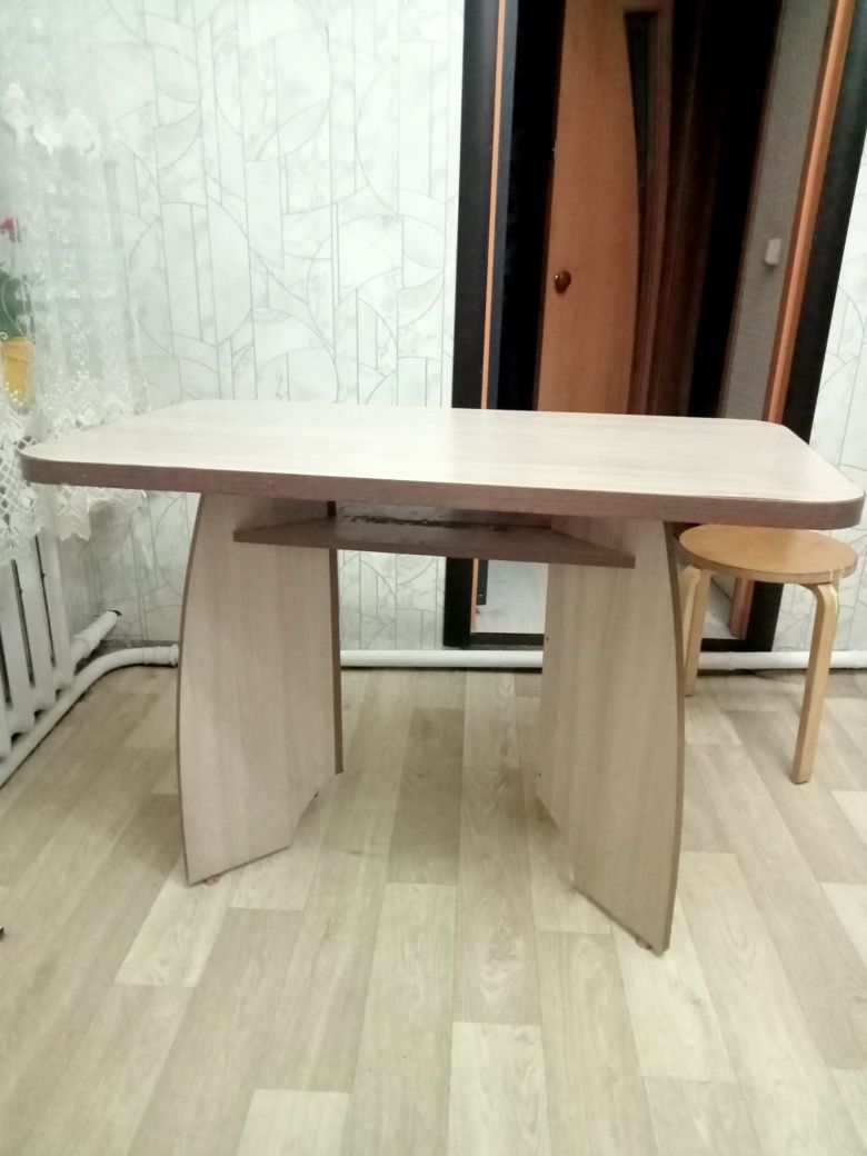 Продам обеденный стол