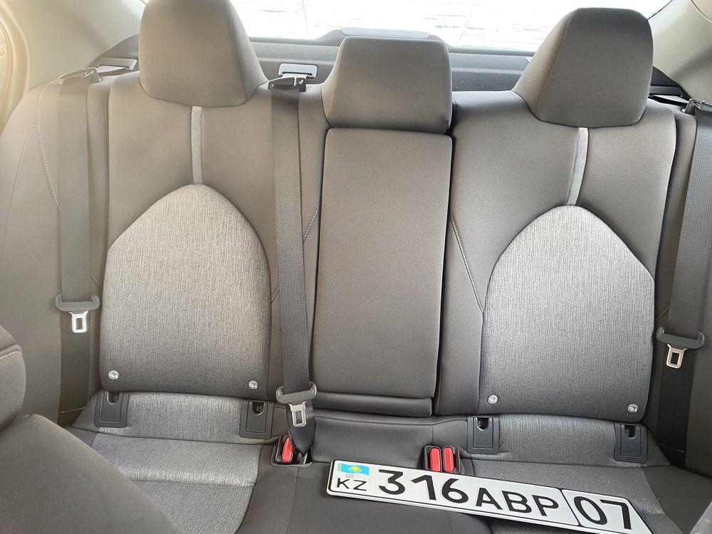Новая Toyota Camry 2022 года в черном цвете