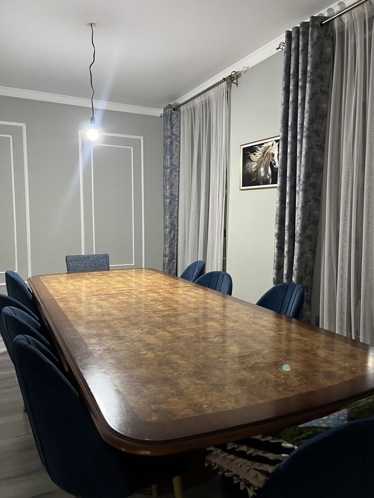 Продаётся большой и стильный стол из красного дерева.