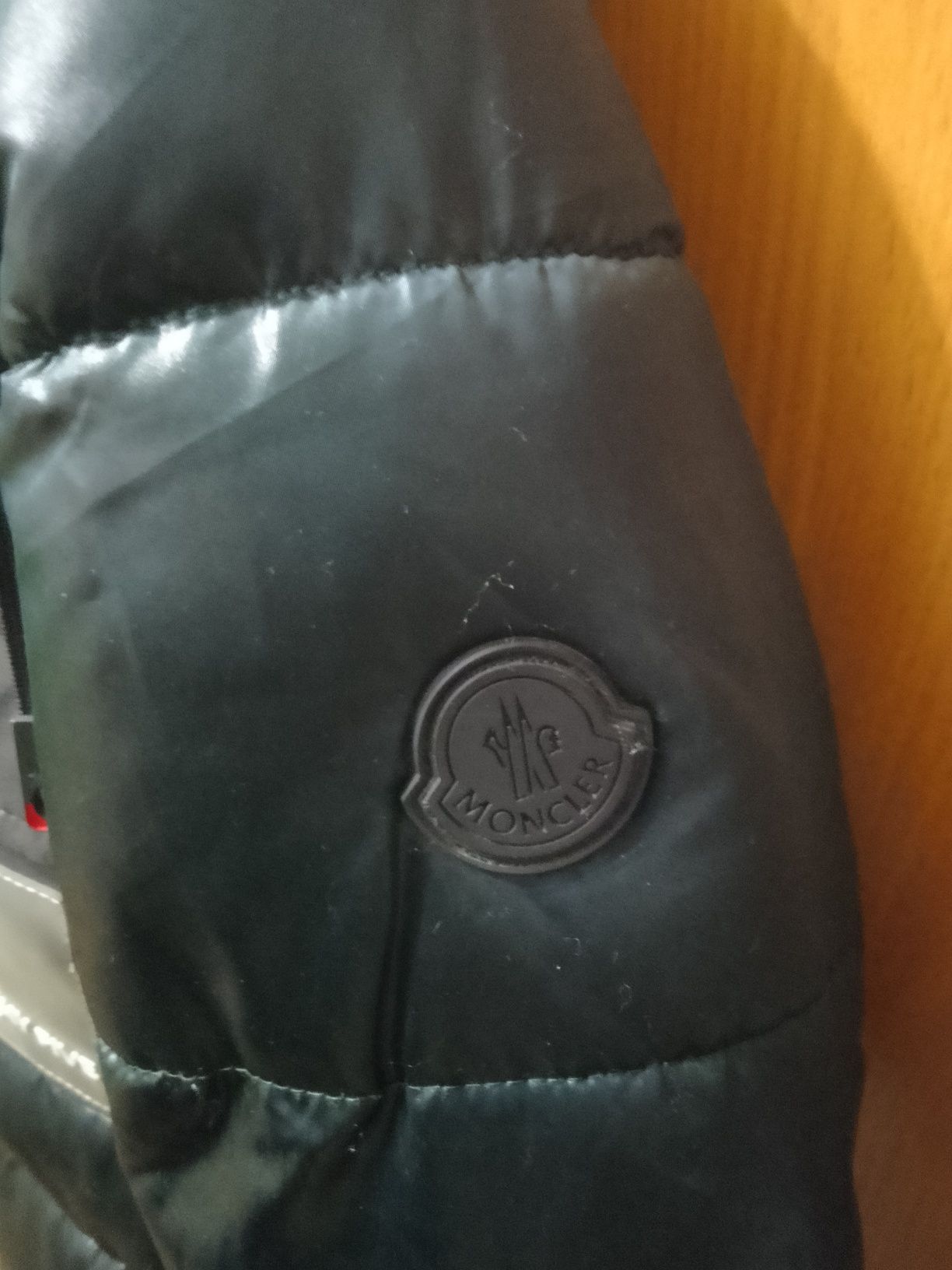 Куртка MONCLER тëмно зелëного цвета.