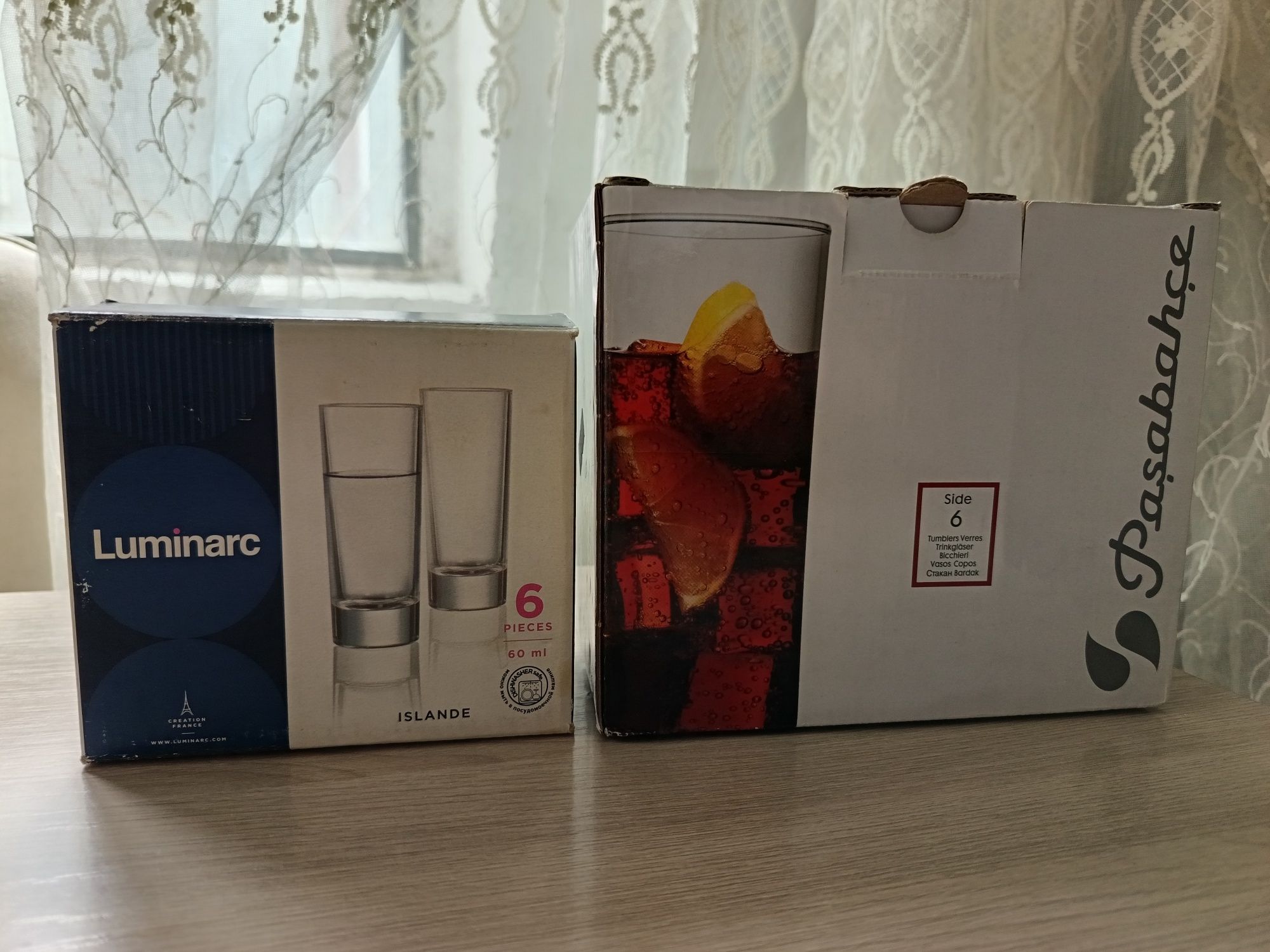 Стақандар текила және шырын ішетін. Жаңа. Түркия.
