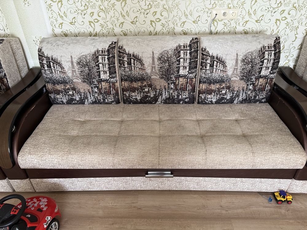 Продам диван с двумя креслами