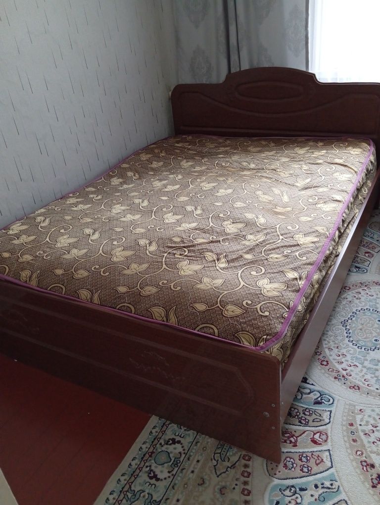 Продам кровать с тумбочка и.