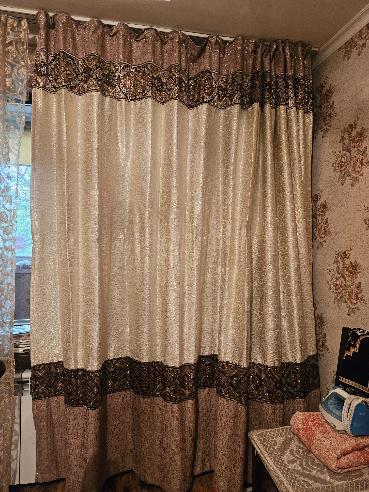 Шторы длина 2,70 см,высота 2,30 см. Целая, ухоженная, красивая.